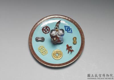 图片[2]-Incense stick holder in the shape of the Twin Immortals of Union and Harmony with the Eight Treasures in famille rose on a green ground, Qing dynasty, Qianlong reign (1736-1795)-China Archive